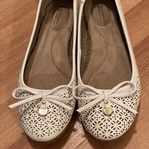 Giani Bernini White Flats with Bow and Cut-Out Design